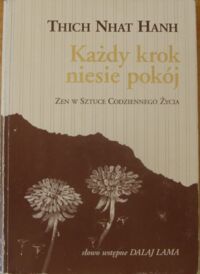 Zdjęcie nr 1 okładki Hanh Thich Nhat /wstęp Dalaj Lama/ Każdy krok niesie pokój. Zen w sztuce codziennego życia.