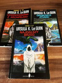 Zdjęcie nr 1 okładki Le Guin Ursula K. Ziemiomorze. Tom I-III. T. I.: Czarnoksiężnik z Archipelagu. T. II.: Grobowce Atuanu. T. III.: Najdalszy brzeg.