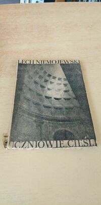 Zdjęcie nr 1 okładki Niemojewski Lech Uczniowie cieśli (rozważania nad zawodem architekta).