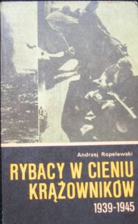 Zdjęcie nr 1 okładki Ropelewski Andrzej Rybacy w cieniu krążowników 1939-1945.