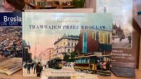 Miniatura okładki Sielicki Tomasz Tramwajem przez Wrocław. /Wrocław na Dawnej Karcie Pocztowej/