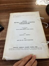 Zdjęcie nr 2 okładki Sobierajski Zenon, Burszta Józef /red. nauk./ Atlas języka i kultury ludowej Wielkopolski. Tom IV.: Rolnictwo - hodowla. Część 2. Wykaz i komentarze do map 366-436. Część 1.: mapy 366-436 i 2 mapy pomocnicze. /Seria: Etnografia: t. V/