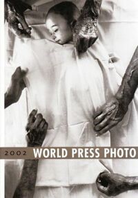 Zdjęcie nr 1 okładki  World Press Photo 2002.